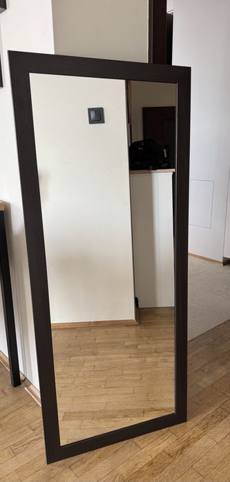 Lustro wiszace, Black Red White