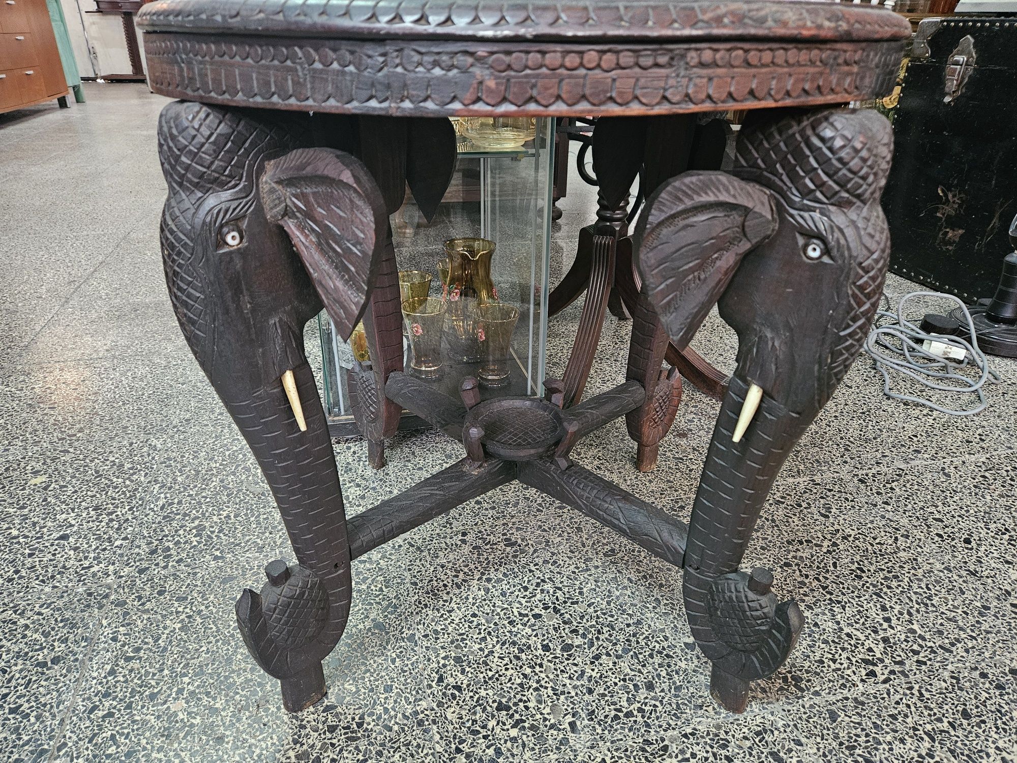 Mesa de apoio com ornamentos em madre perola