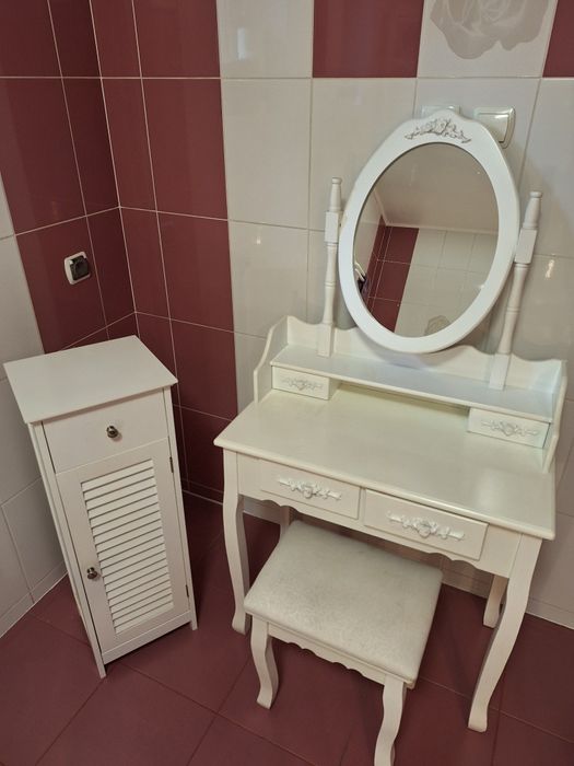 Toaletka z lustrem + taboret + szafka stojąca