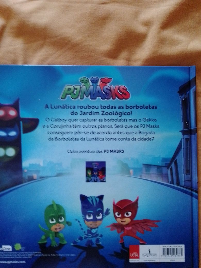 Vendo dois livros o "PJMASKS fazem amigos!" e "Pj Masks e o dinossauro