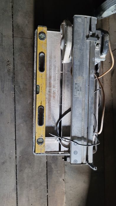 Плиткоріз в робочому стані