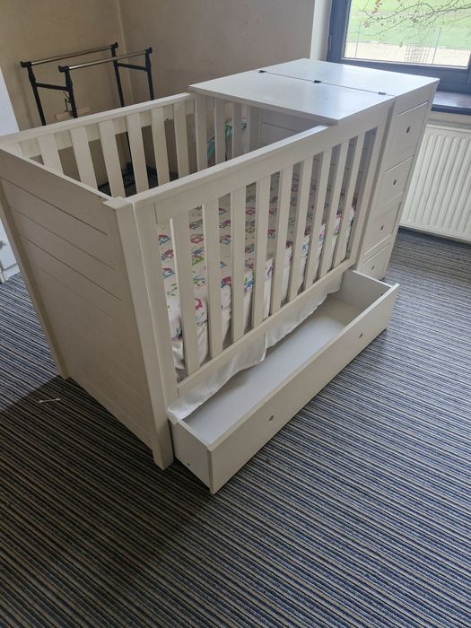 Łóżeczko z przewijakiem i komoda