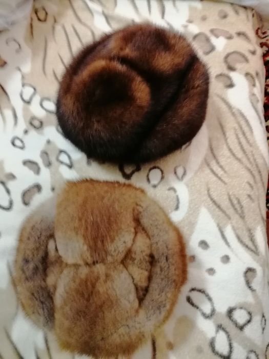 Продам 2 шапки обманки.Норка и Андатра почти новые.