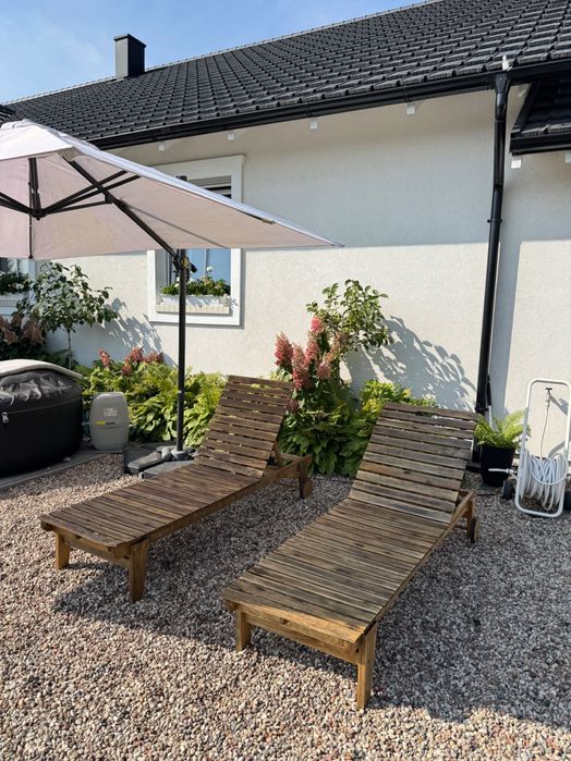 Dwa drewniane leżaki Good Home z poduszkami