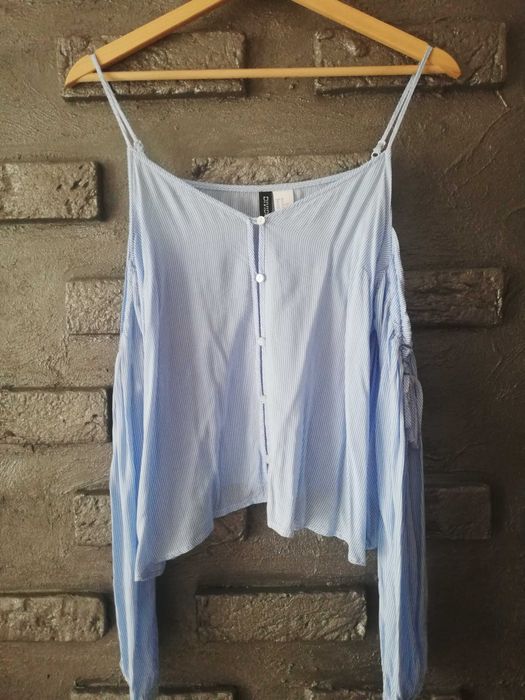 Błękitna bluzka cold shoulder