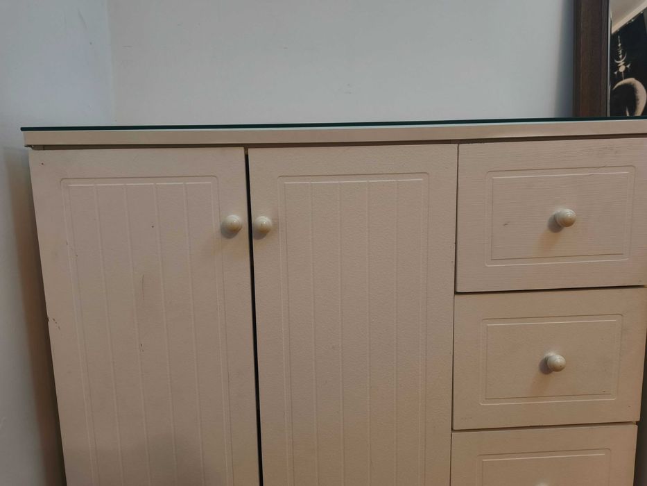 Sprzedam białą szafkę z szklanym blatem