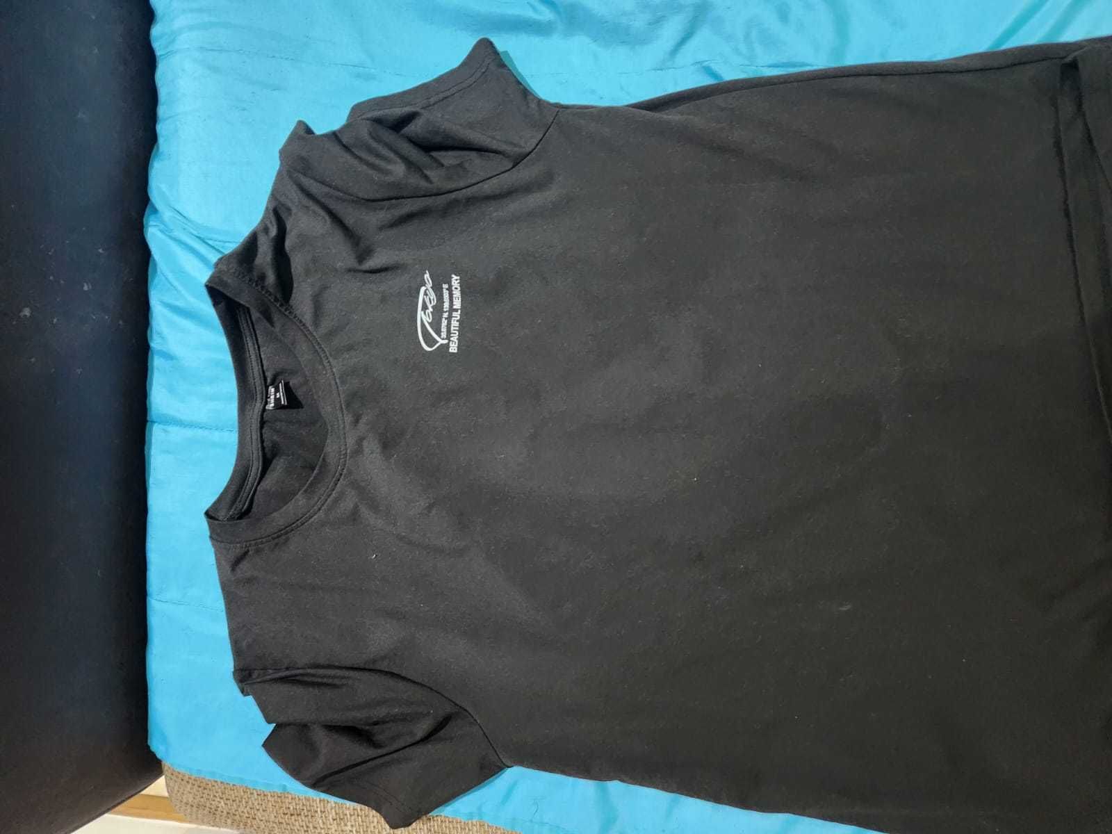 t-shirt preta com simbolo