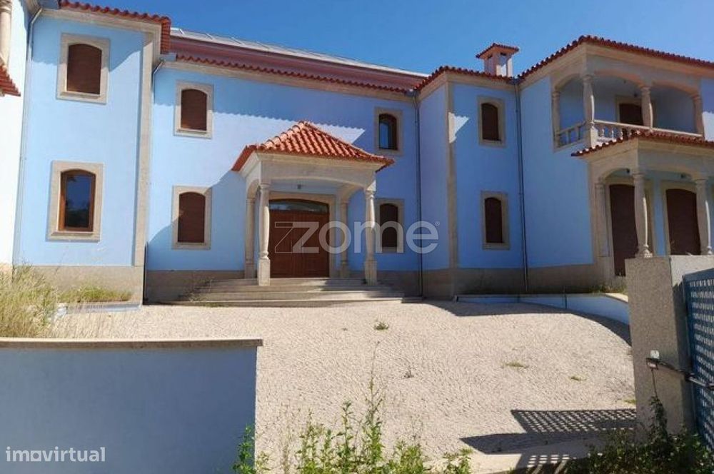 Palacete de Sonho com Piscina Interior e Vista para a Natureza