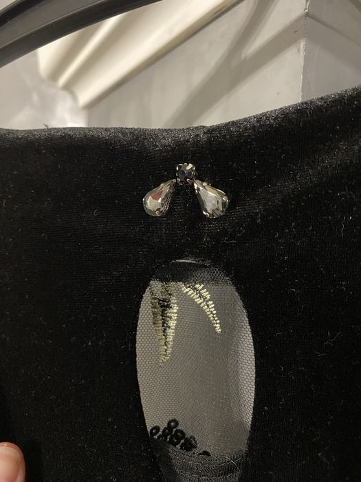 Елегантна чорна сукня з вишивкою