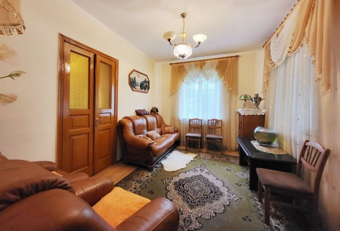 Продаж будинку з виноградником по вул. Д.Нечая
