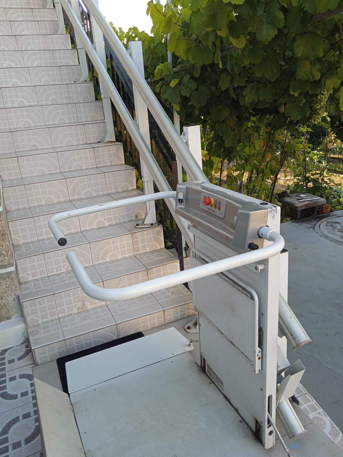 Plataforma elevatória para escadas. Mobilidade reduzida