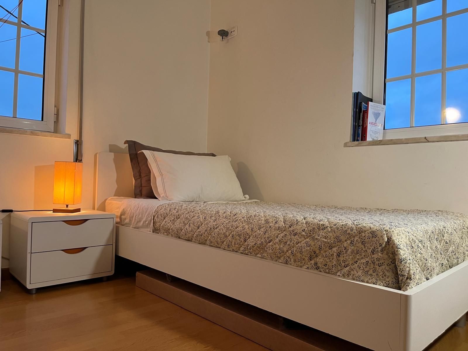 Cama completa com mesinha de cabeceira
