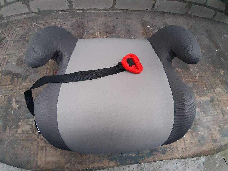 Продам авто бустер Lionelo