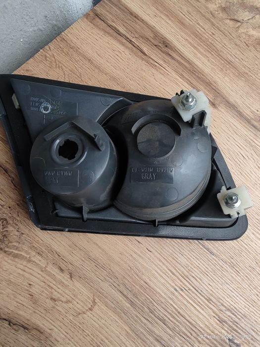 MAZDA 6 GG  Праве  Заднє на Кришку Багажника!