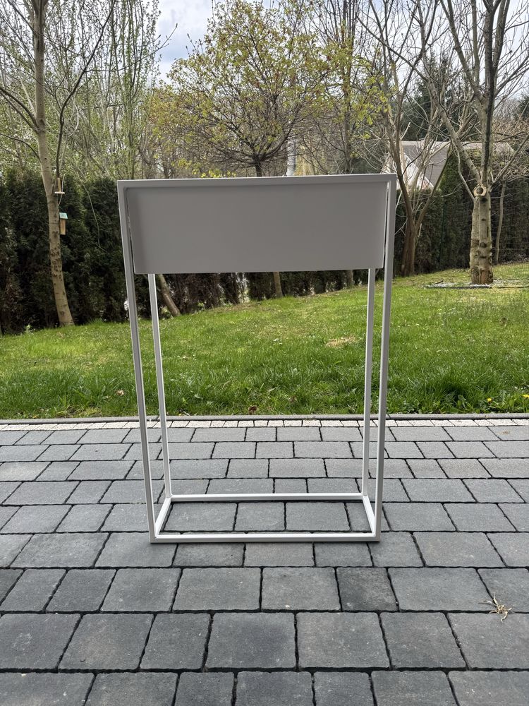 Prostokatny kwietnik metalowy bialy wysokosc 90 cm