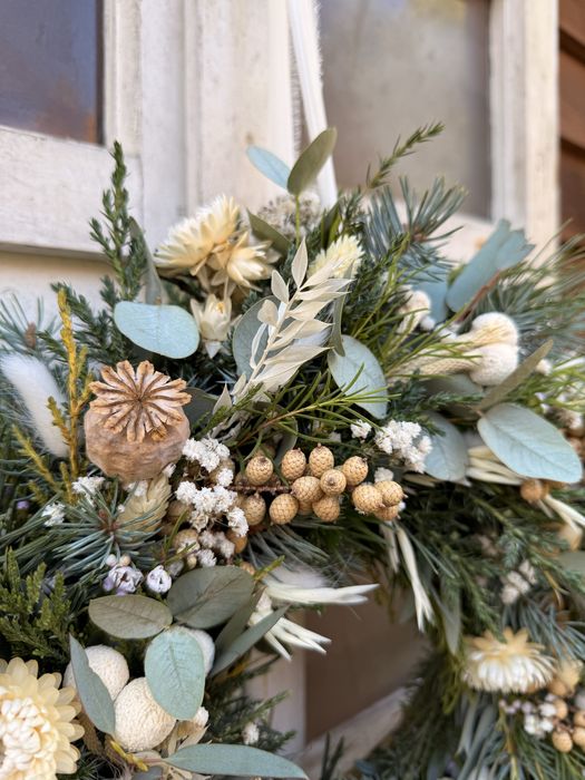 Biały zimowy wianek na drzwi naturalny