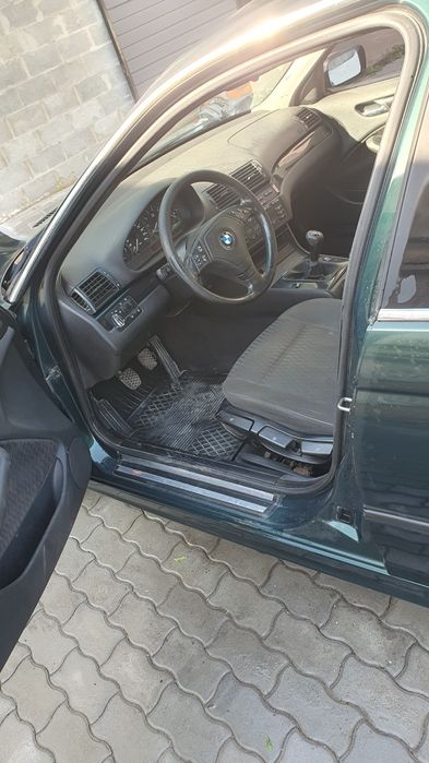 Bmw 320i зеленого кольору