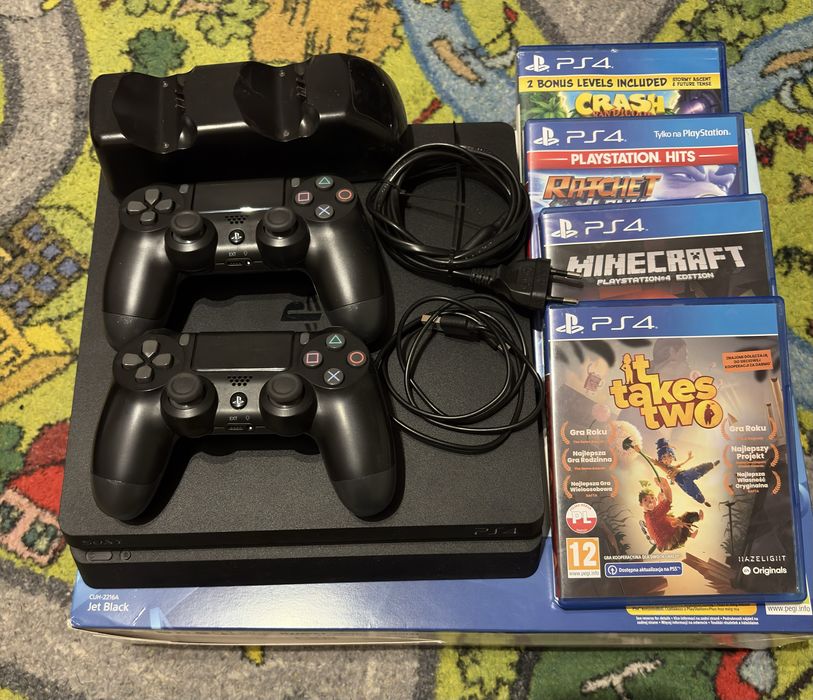 Sprzedam PS4 + Gry+ Pady + ladowarka