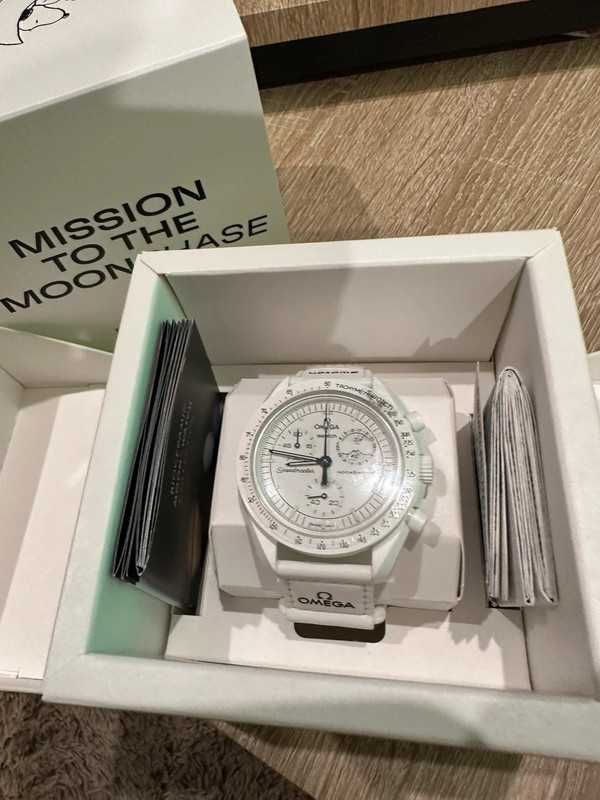 Omega x Swatch Snoopy SO33W700：Bioceramika i Biały Kolor