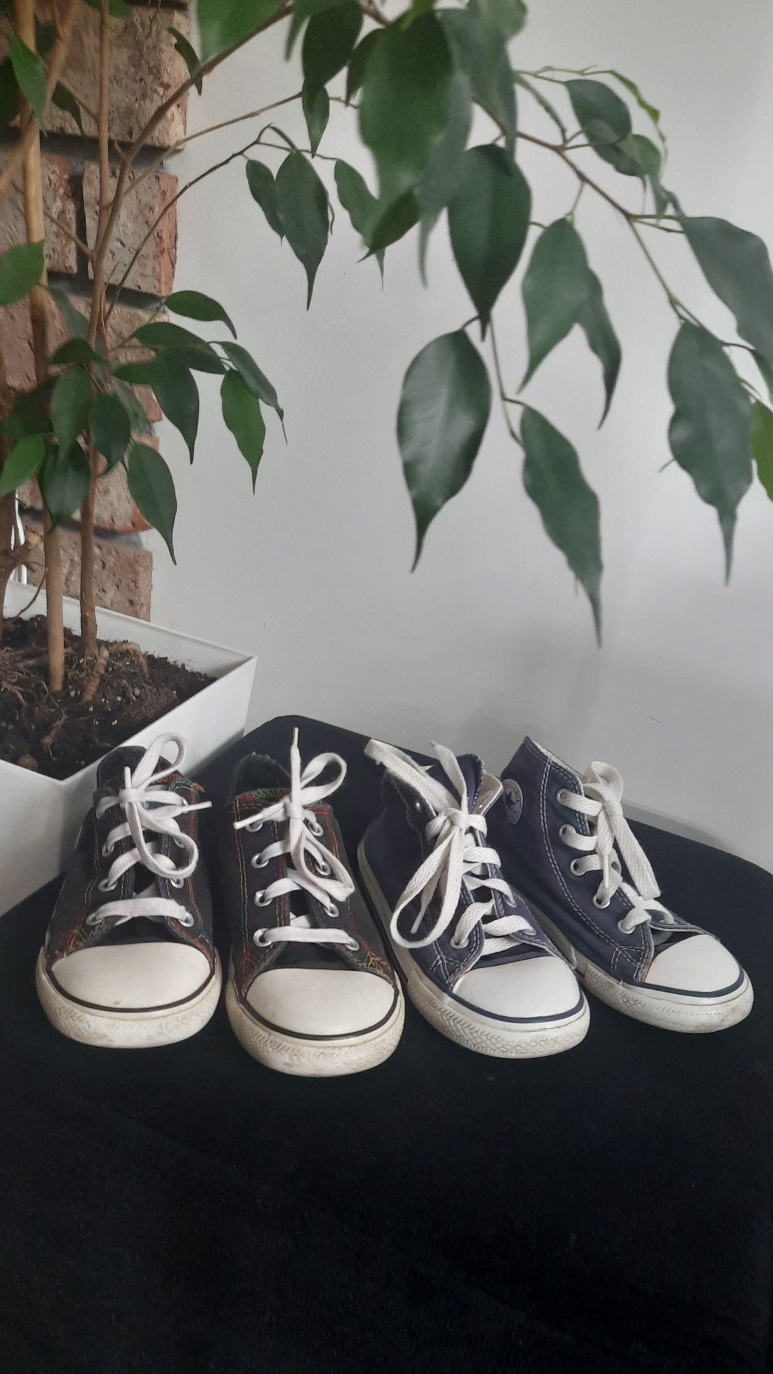 Dwie pary converse