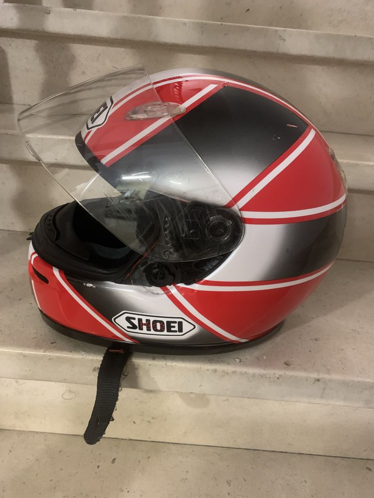 Capacete Shoei vermelho e branco