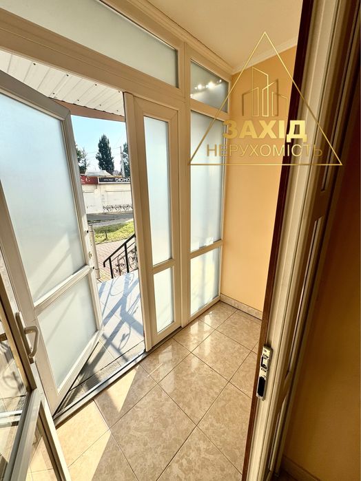 Продаж фасадного комерційного приміщення р-н Варшавського ринку