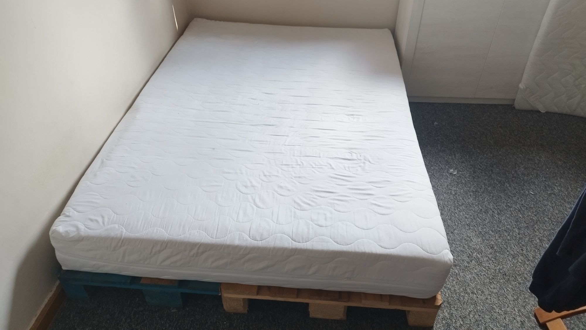 Łóżko z palet z materacem