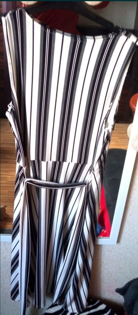 Sukienka biała czarna H&M letnia midi mini w paski M L rozkloszowana