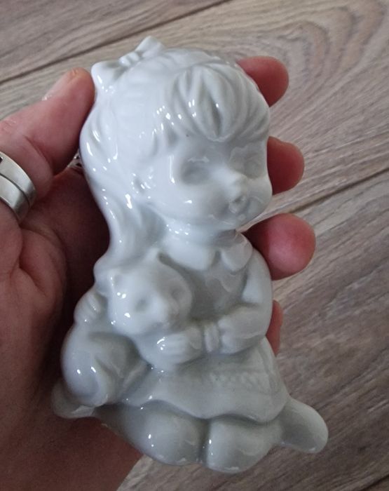 Figurka dziewczynka z kotem