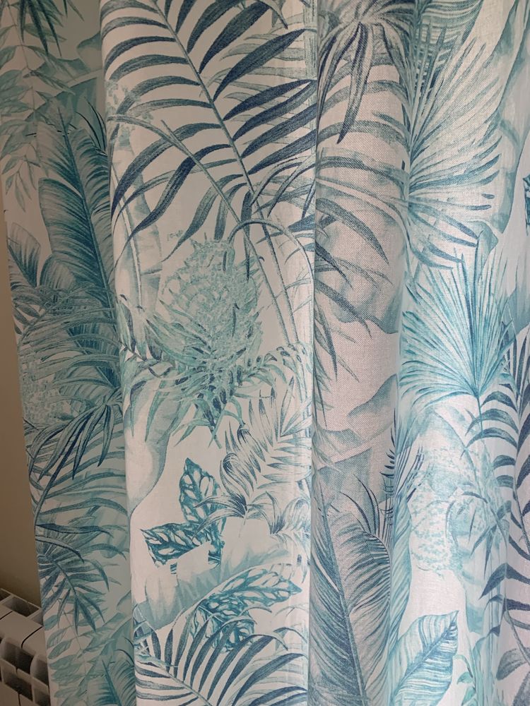 Dois cortinados em tons de verde