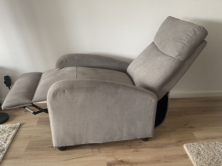 Poltrona cinza reclinável em perfeito estado