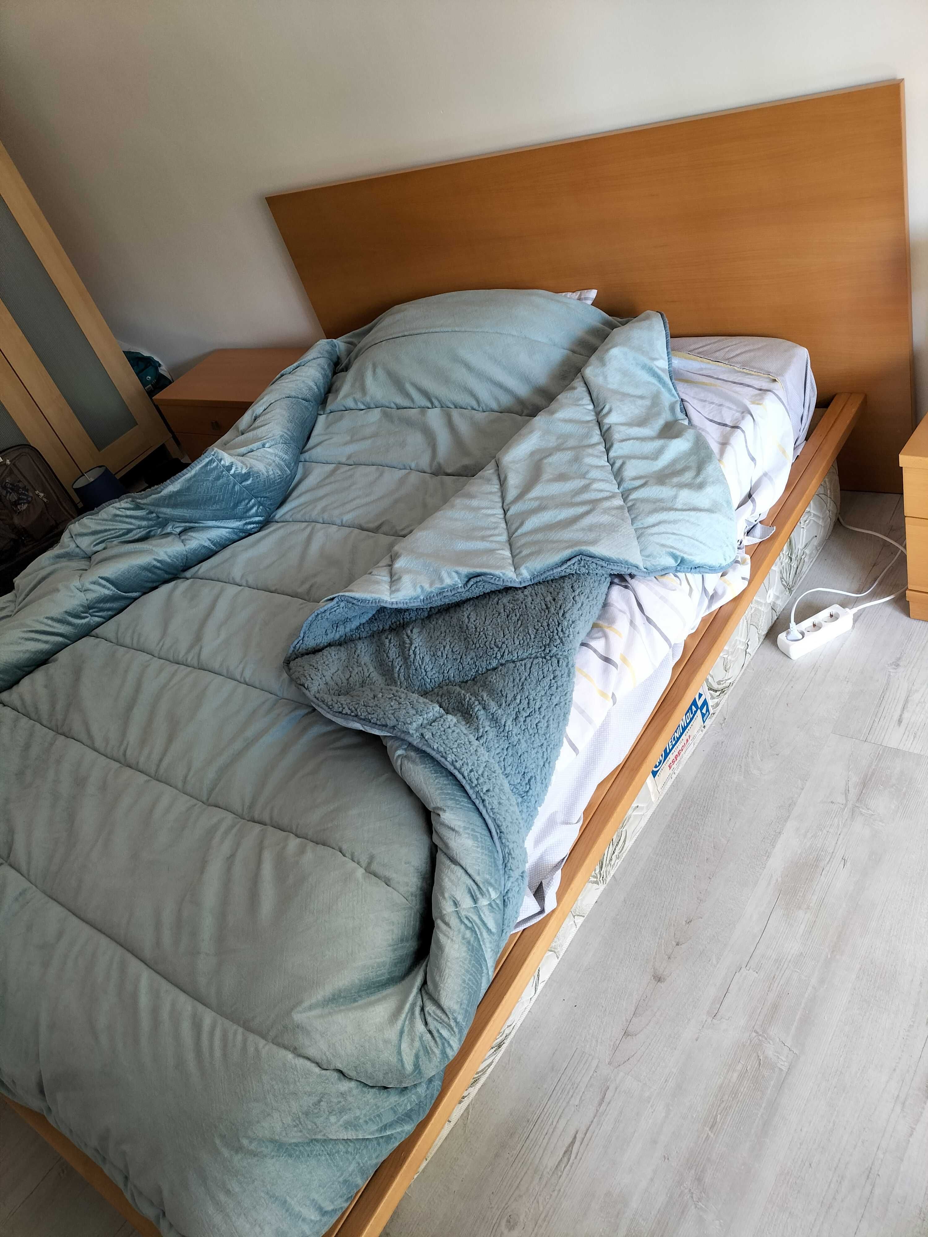 (Novo preço) Cama de casal 190x140 + mesas de cabeceira em madeira