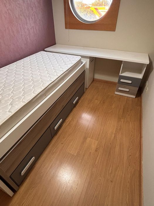 Cama solteiro embutida com arrumação