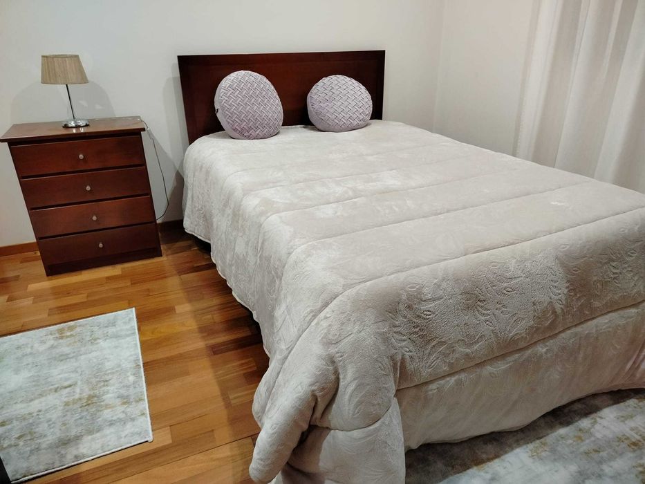 Cama + Mesa de cabeceira