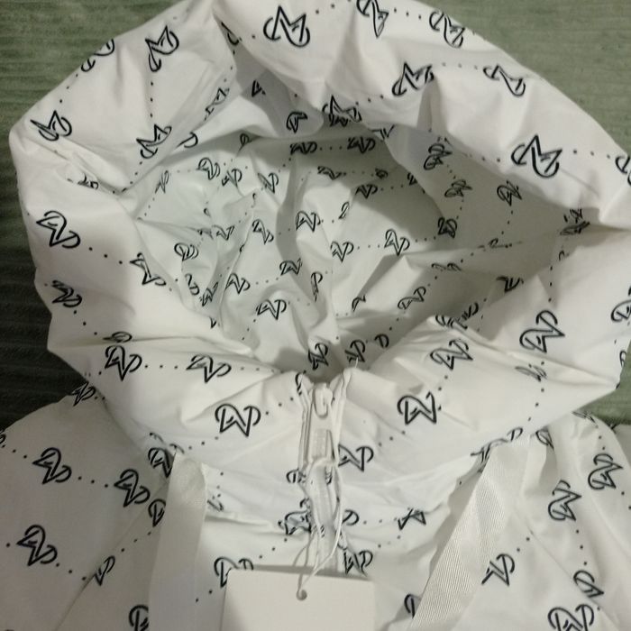 Зимова біла куртка