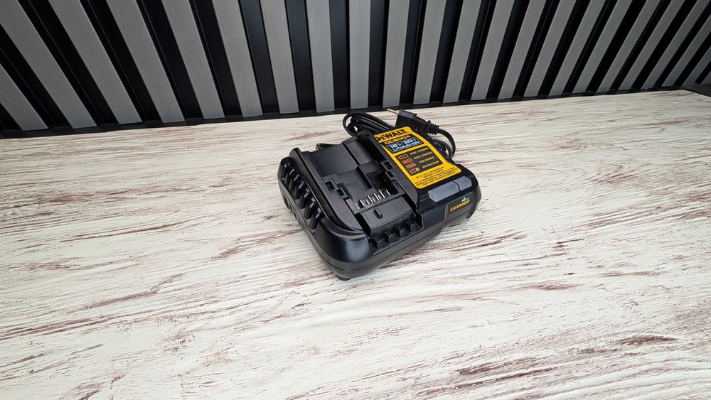 Зарядка DeWalt DCB1104 20V  220V