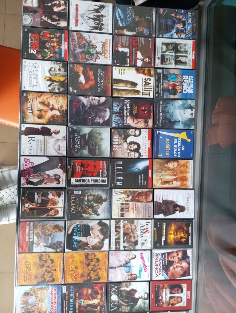 Leitor de CDs e 215 CDs filmes