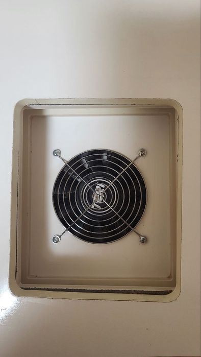 Стіл манікюрний з вбудованою витяжкою.