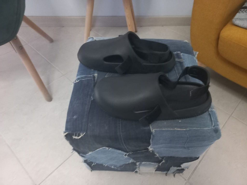 Sandálias nike  praticamente novas