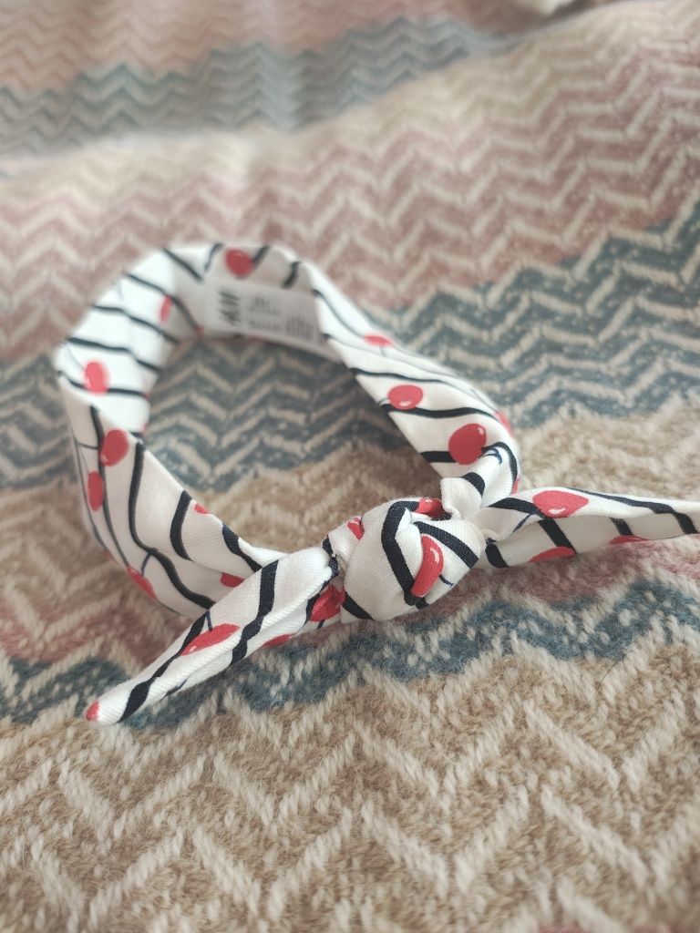 Opaska na głowę we wisienki