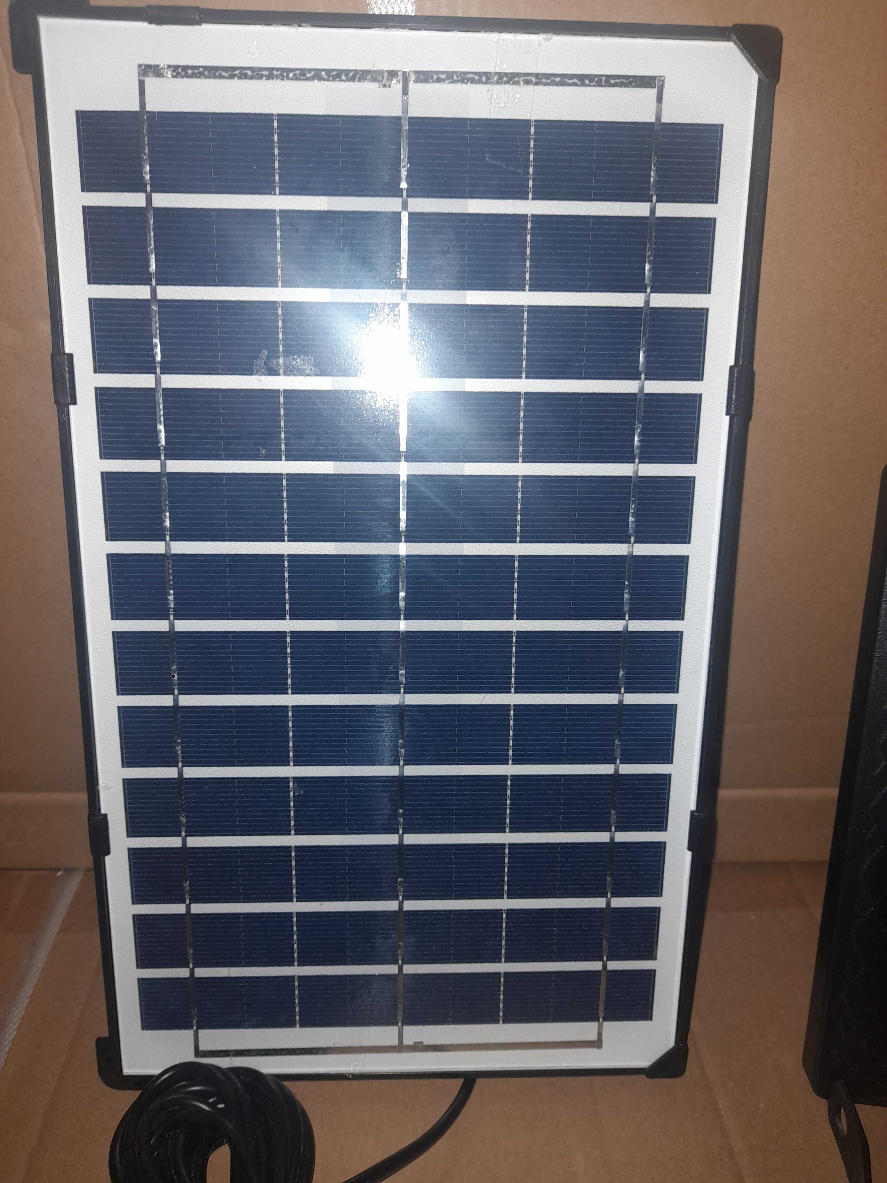 Holofote Led com bateria e painel solar