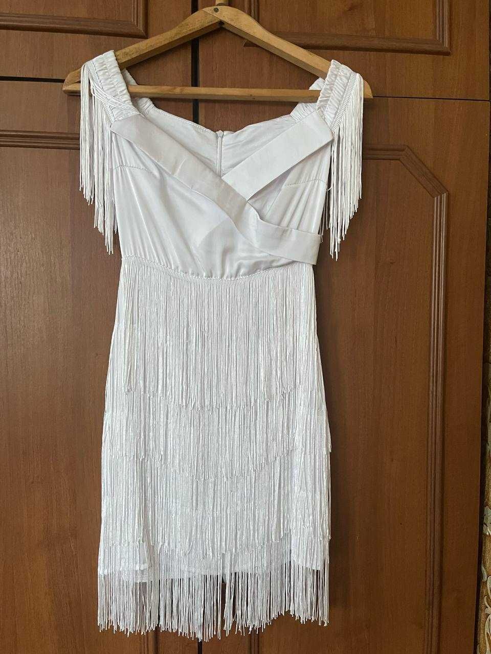 Жіноча сукня в білому кольорі