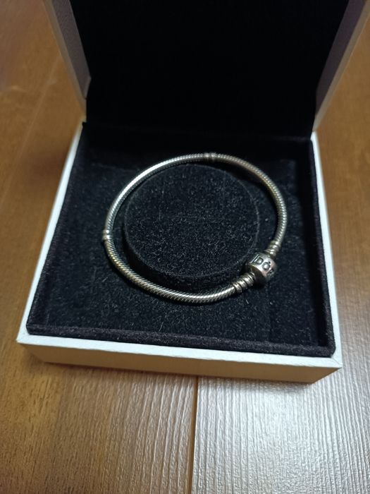 Серебряный браслет Pandora.