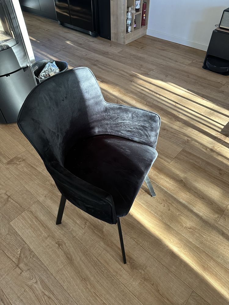 Czarne krzesla tapicerowane