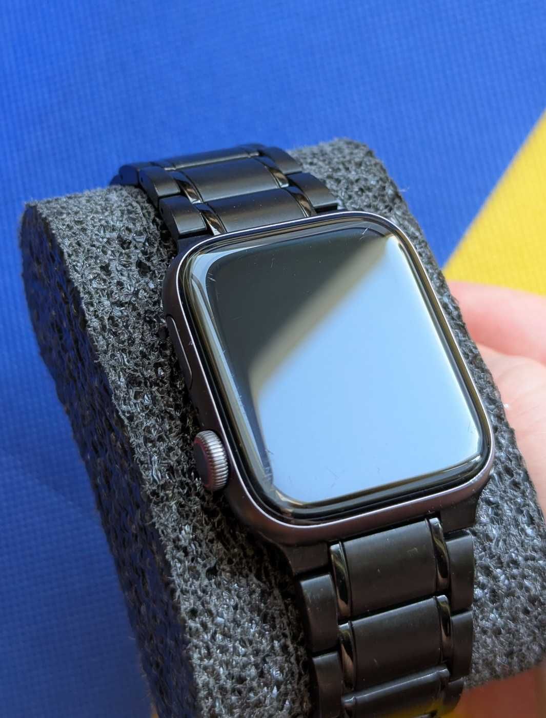 Гарний стан Apple Watch SE 44 mm Space Gray ремінець сталь