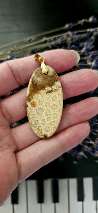 Naturalny amulet skamieniały koral kamień talizman wisiorek naszyjnik