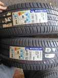 Dois pneus novos 215/60R17
