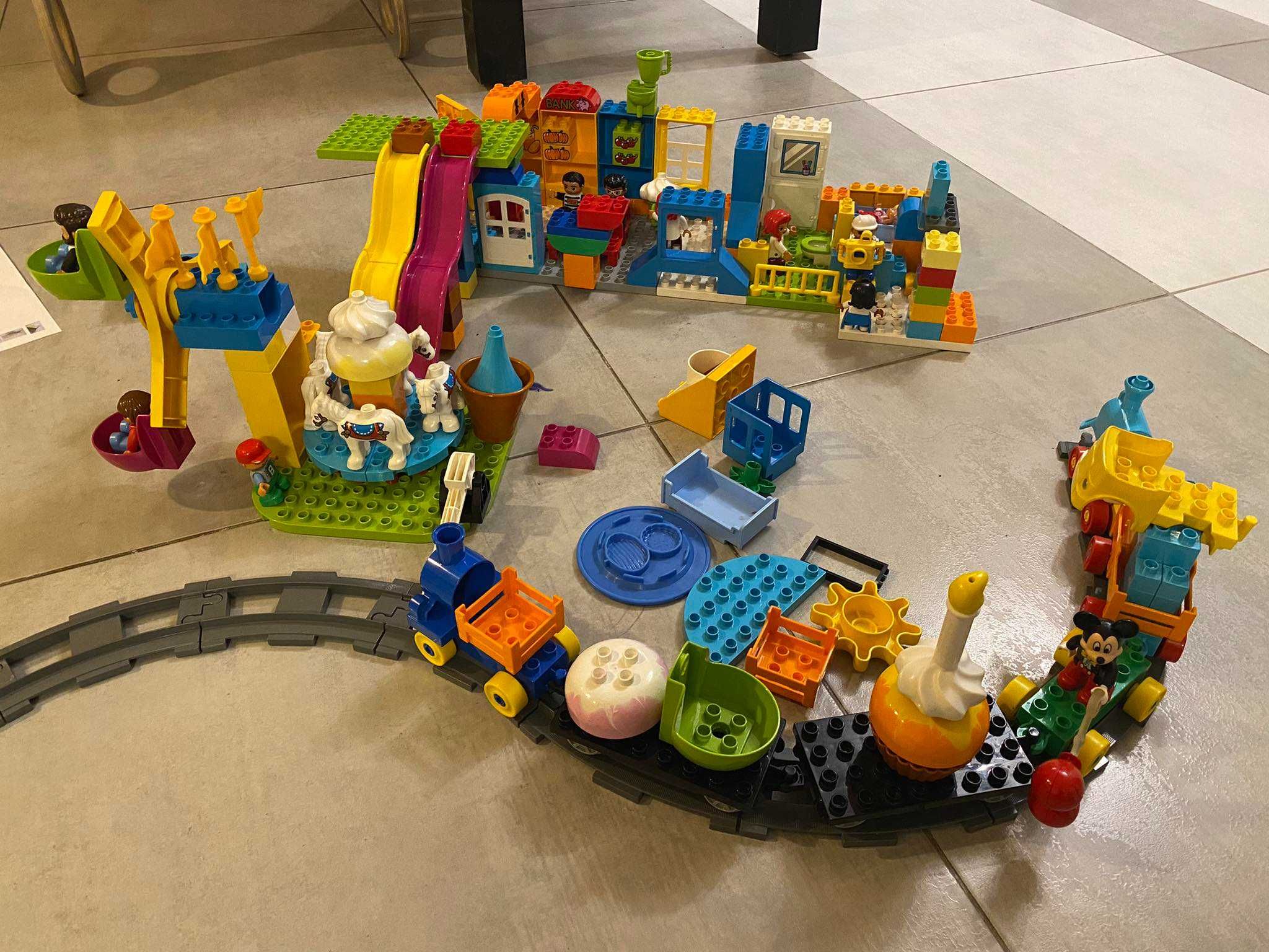 Zestaw Lego Duplo, mieszkanie, tory i  wesołe miasteczko 10840