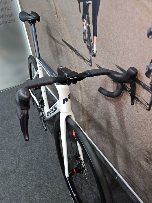 Massi Arrow Race Ultegra disc DI2 Rodas Xtech Carbon Branco/Azul T-54