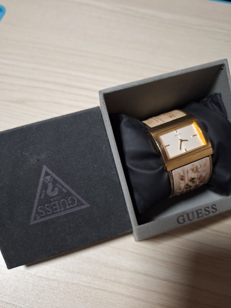 Часы GUESS женские